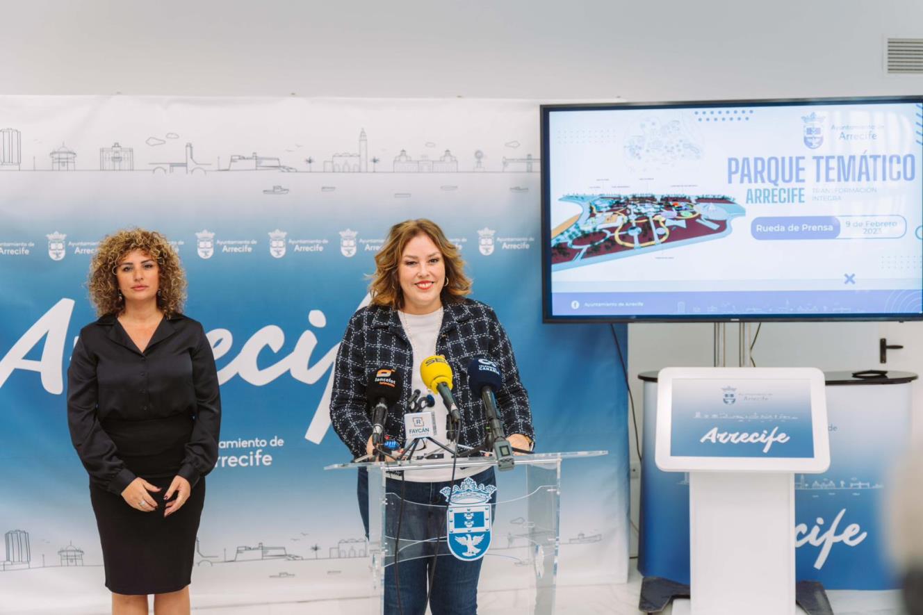 La alcaldesa de Arrecife, Ástrid Pérez y Eli Merino, edil de Participación Ciudadana 