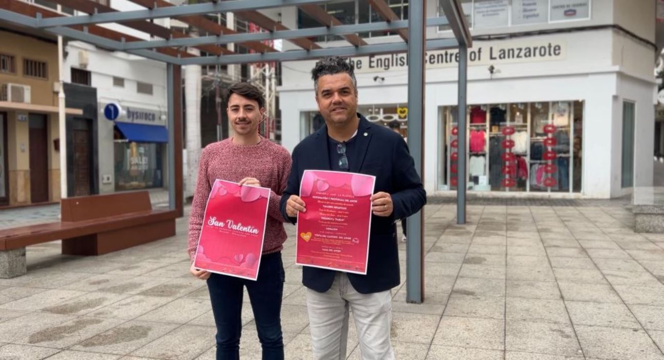 Daniel González de Felapyme y el concejal de Arrecife Armando Santana presentando la campaña para San Valentín 2023