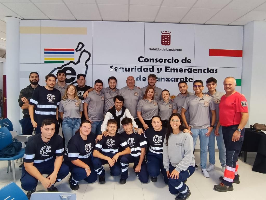 Members of the Emergency Consortium and students of the CIFP Zonzamas during a training day