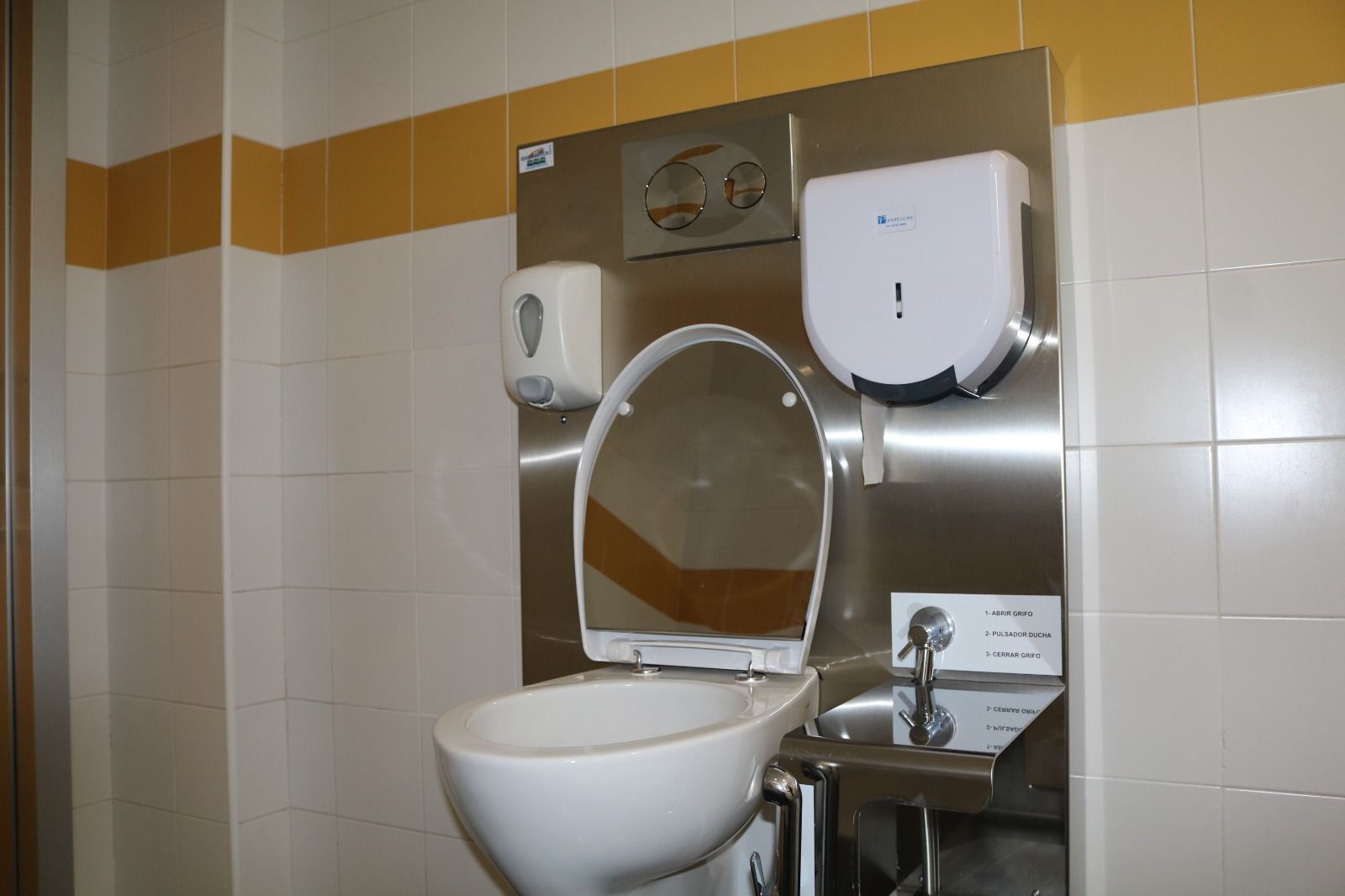 Baño adaptado para personas ostomizadas en el Hospital Doctor José Molina Orosa