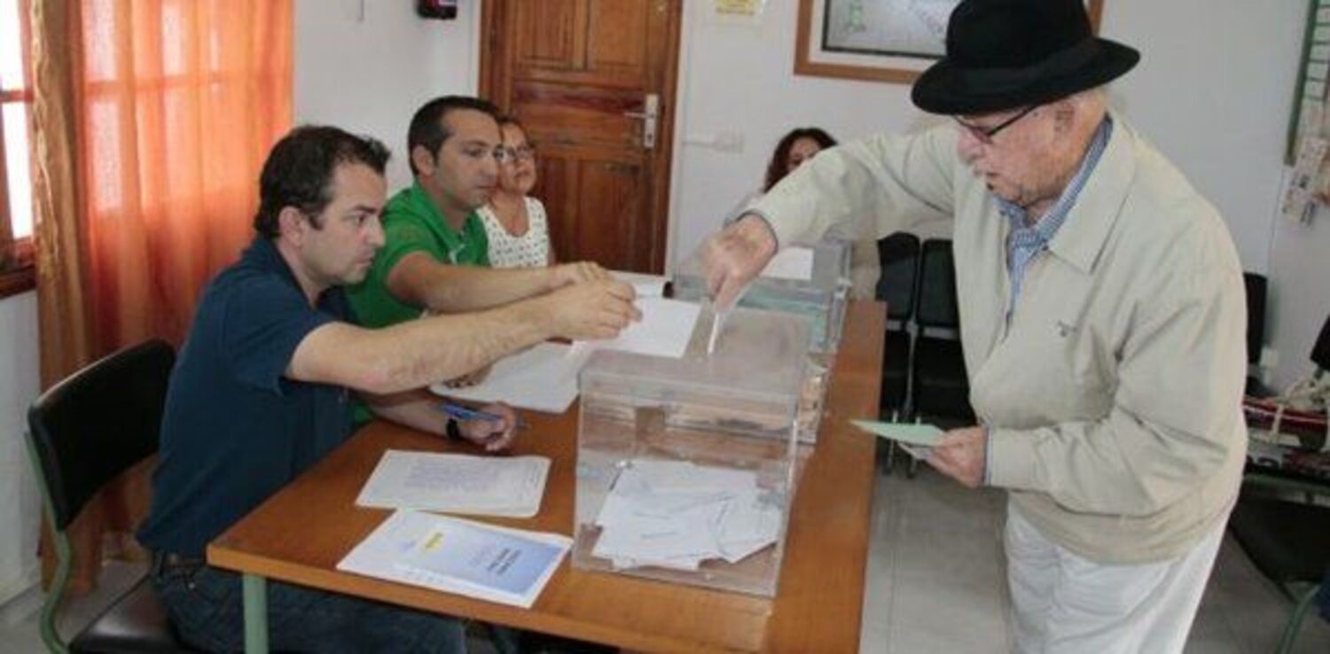 Votante durante elecciones en Lanzarote