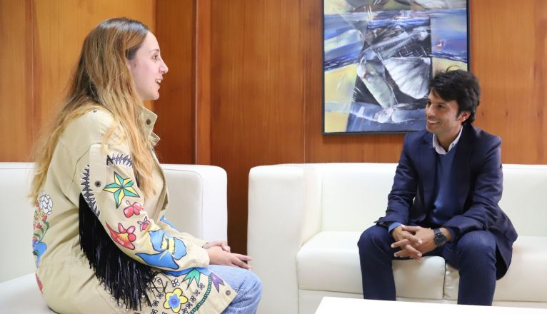 La escritora Carla Pérez junto al vicepresidente del Cabildo de Lanzarote, Marcos Bergaz La escritora Carla Pérez junto al vicepresidente del Cabildo de Lanzarote, Marcos Bergaz