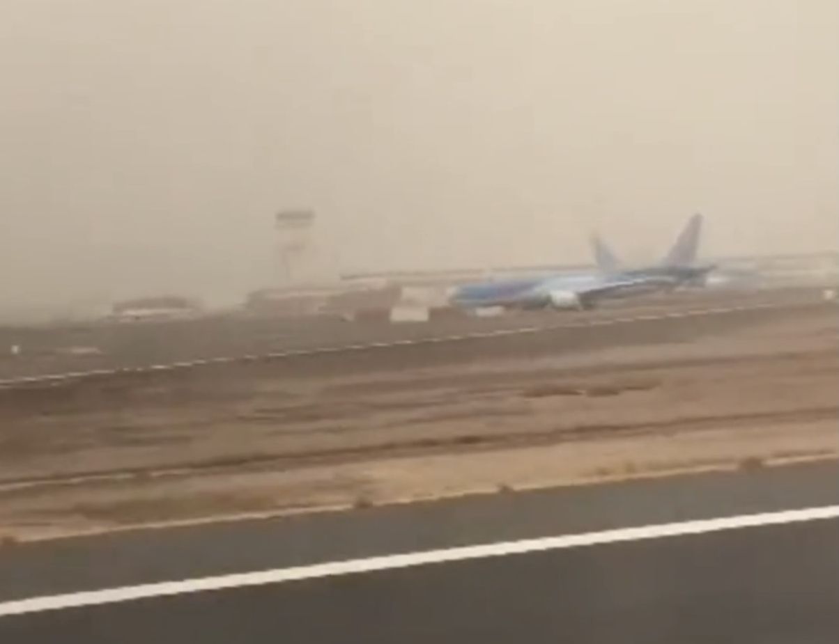 Calima en el aeropuerto de Lanzarote (Vídeo: Joaquín Marquinez)