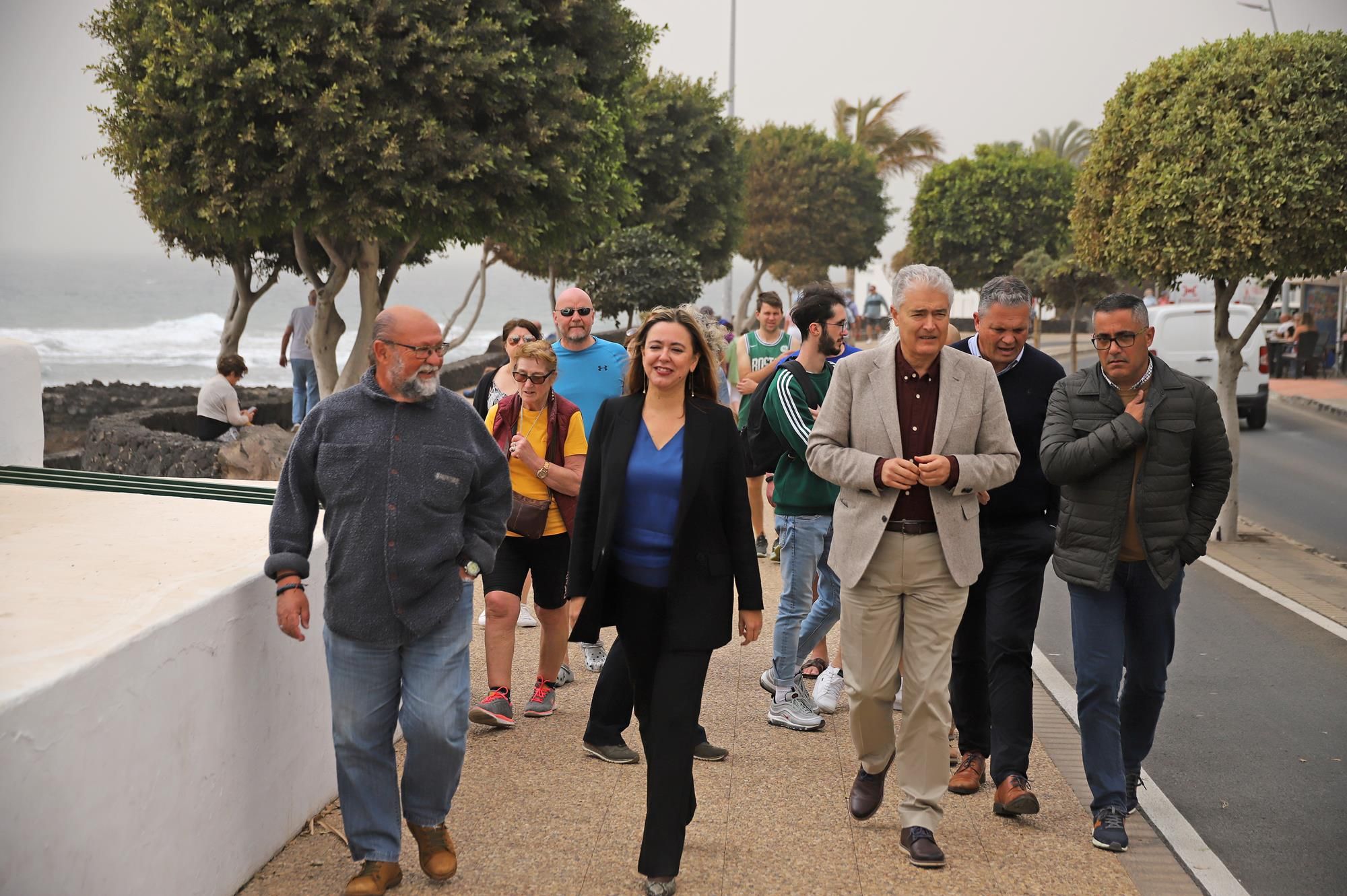 La presidenta del Cabildo de Lanzarote, María Dolores Corujo, visita las obras del carril bici de Puerto del Carmen