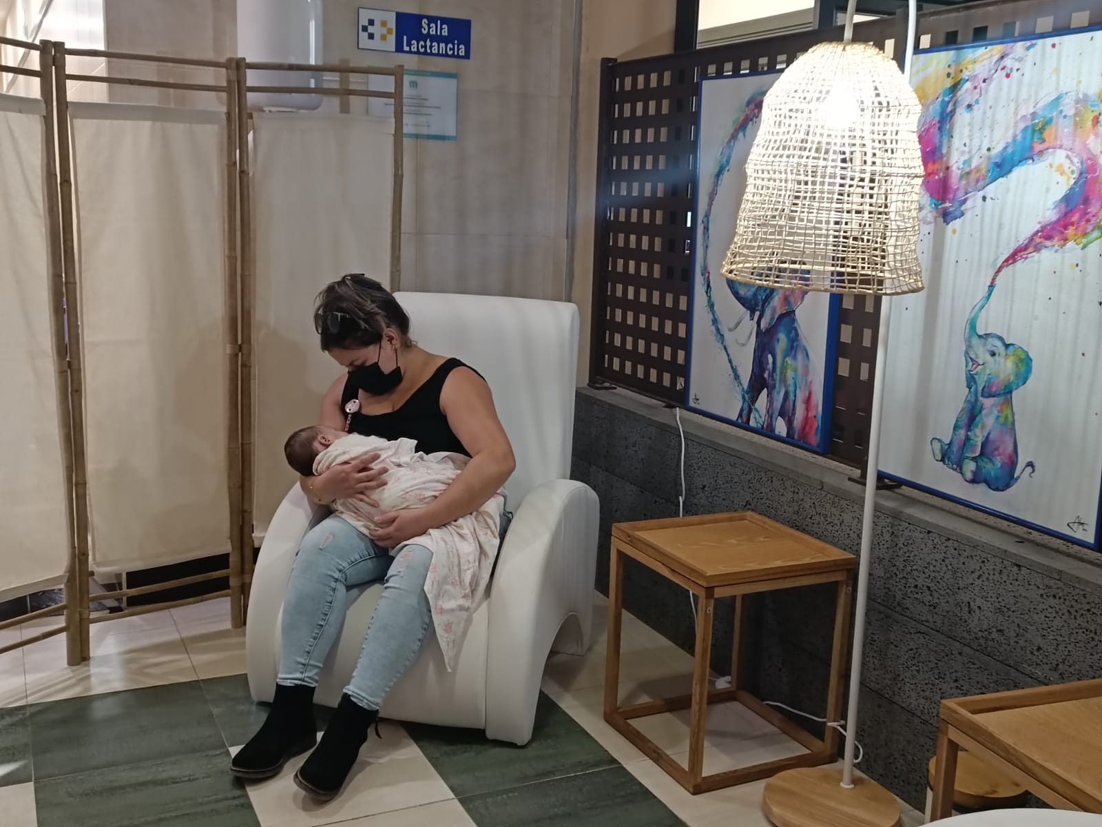 Mujer amamantando a su bebé en una de las salas de lactancia