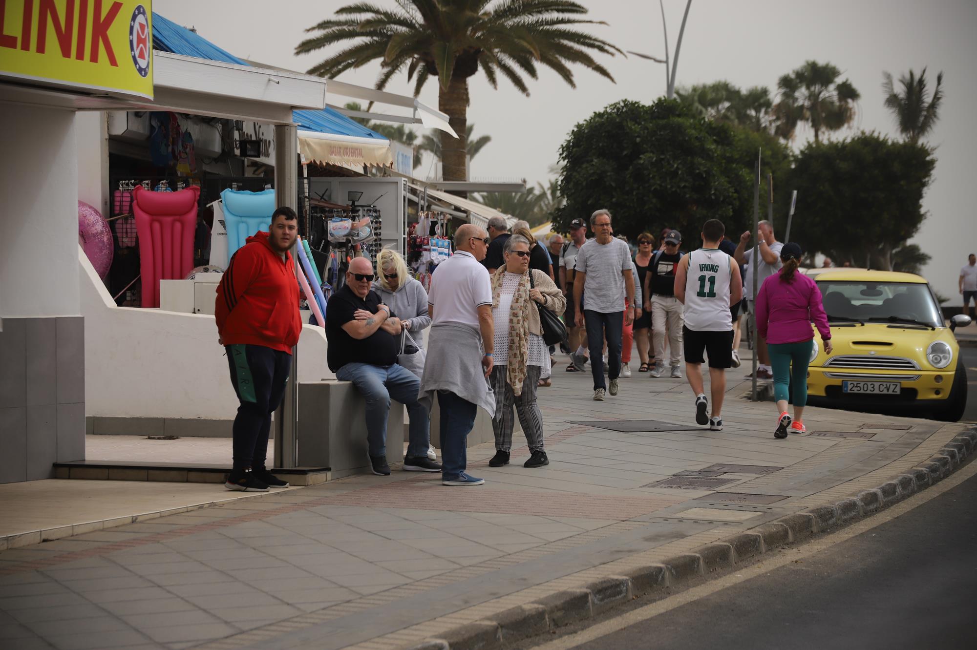 Viajeros haciendo turismo en Puerto del Carmen (Foto: José Luis Carrasco)