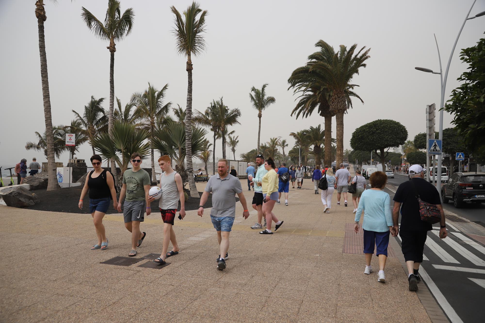 Personas paseando por la zona turística de Puerto del Carmen (Foto: José Luis Carrasco)