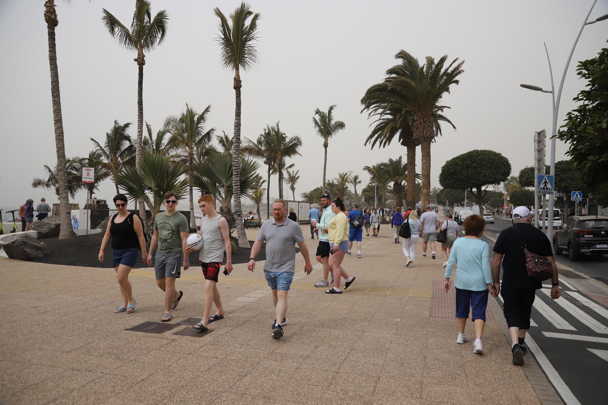 Personas haciendo turismo en Puerto del Carmen (Foto: José Luis Carrasco)