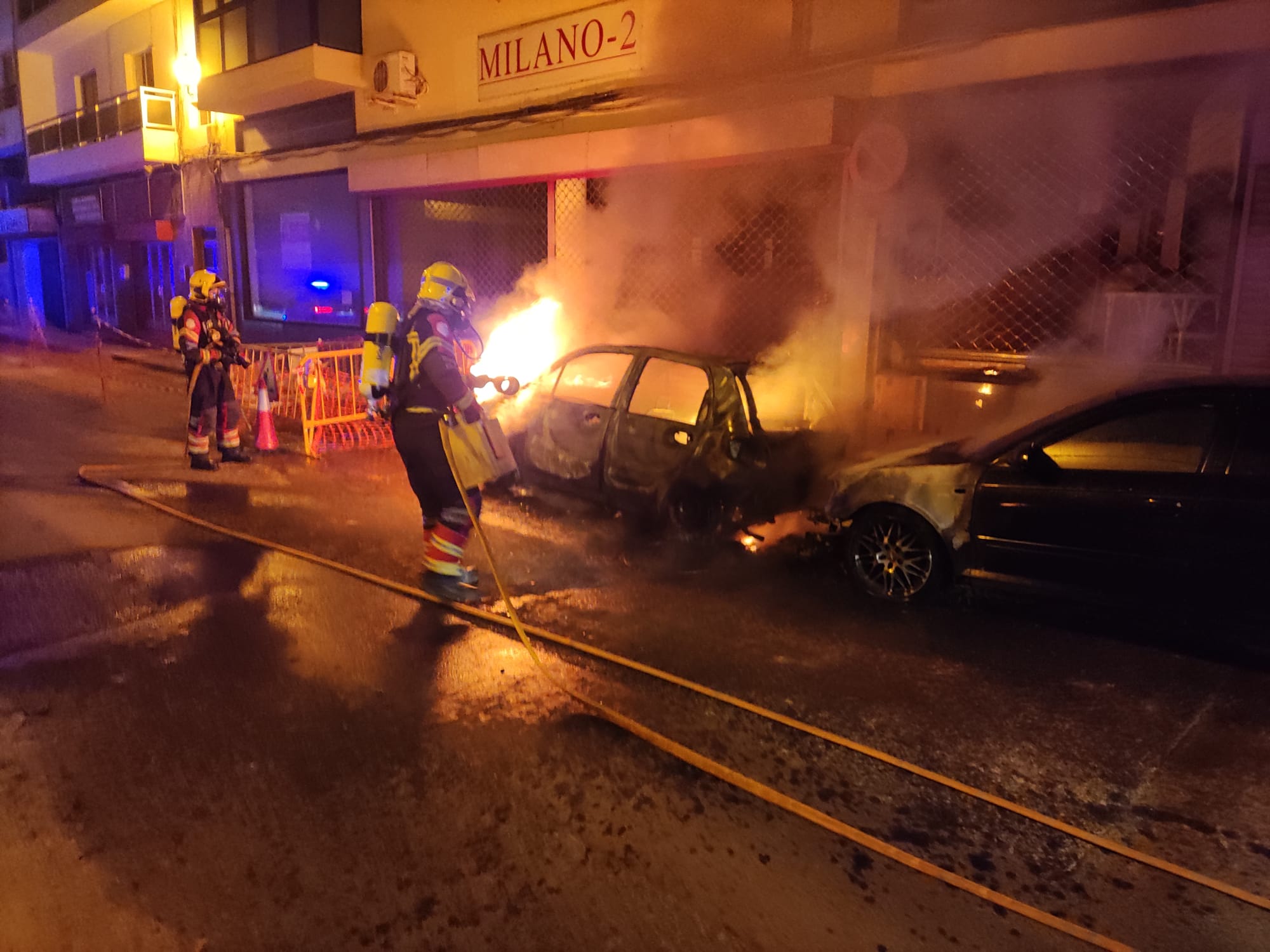 Incendio de dos vehículos frente al local de Muebles Milano