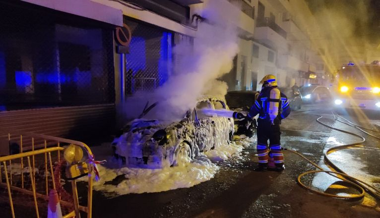 Incendio de dos vehículos frente al local de Muebles Milano