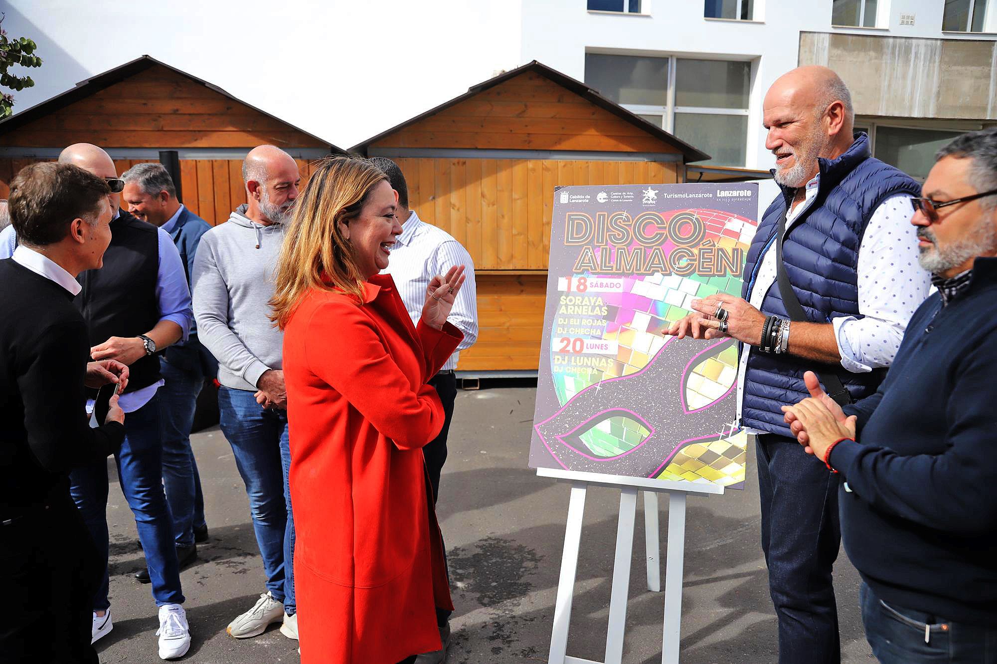 María Dolores Corujo junto al cartel de Disco Almacén