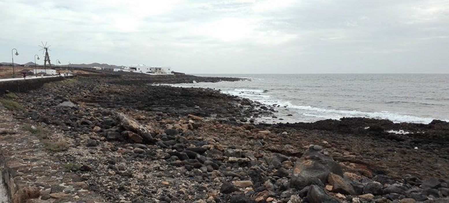 Zona donde se proyectaba crear una playa artificial frente al hotel autorizado en Costa Teguise