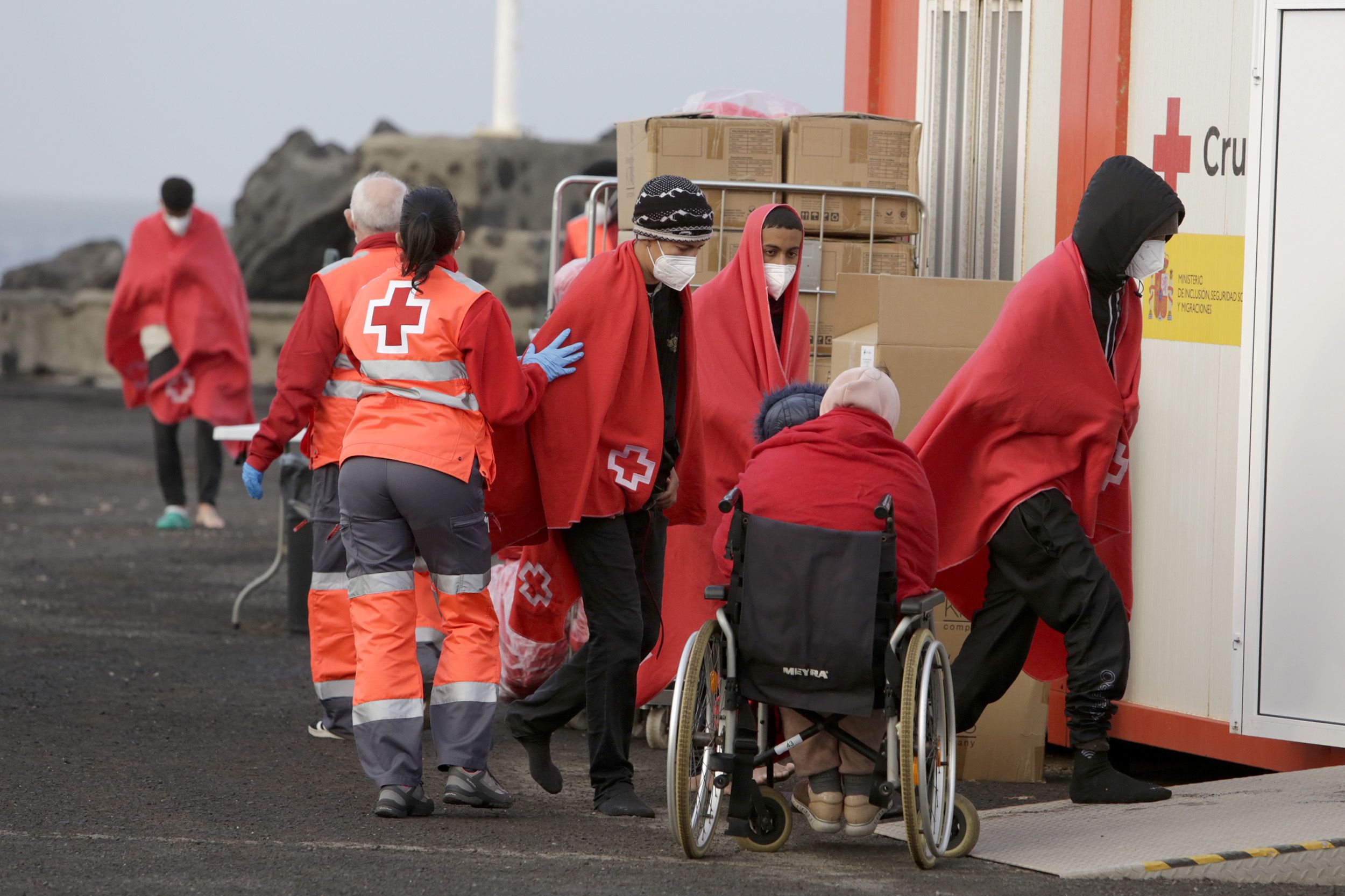 Cruz Roja atendiendo a los migrantes en Arrecife | Foto: José Luis Carrasco