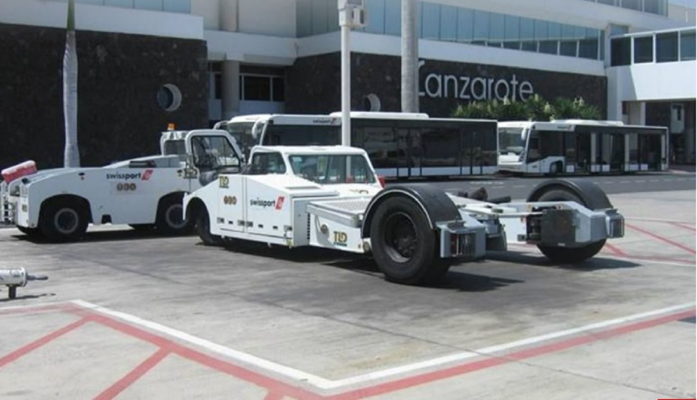 Vehículos de Swissport en el aeropuerto de Lanzarote