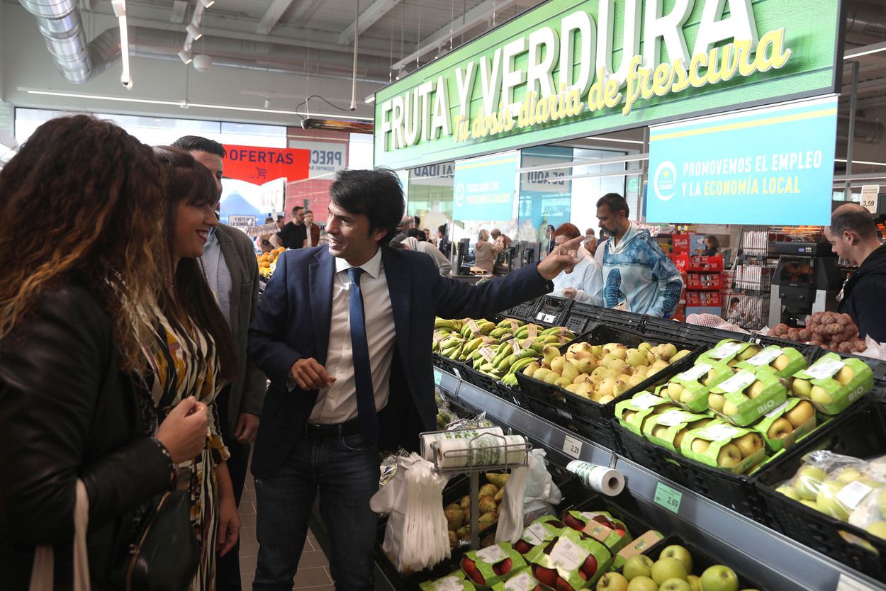 Marcos Bergaz, en representación del Cabildo, visita las nuevas instalaciones de ALDI en Arrecife (Foto: José Luis Carrasco)