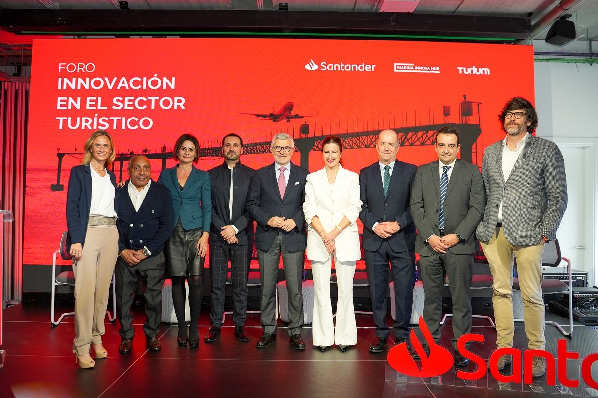 Foto de familia durante el Foro Innovación en el Sector Turístico en Marina Innova Hub