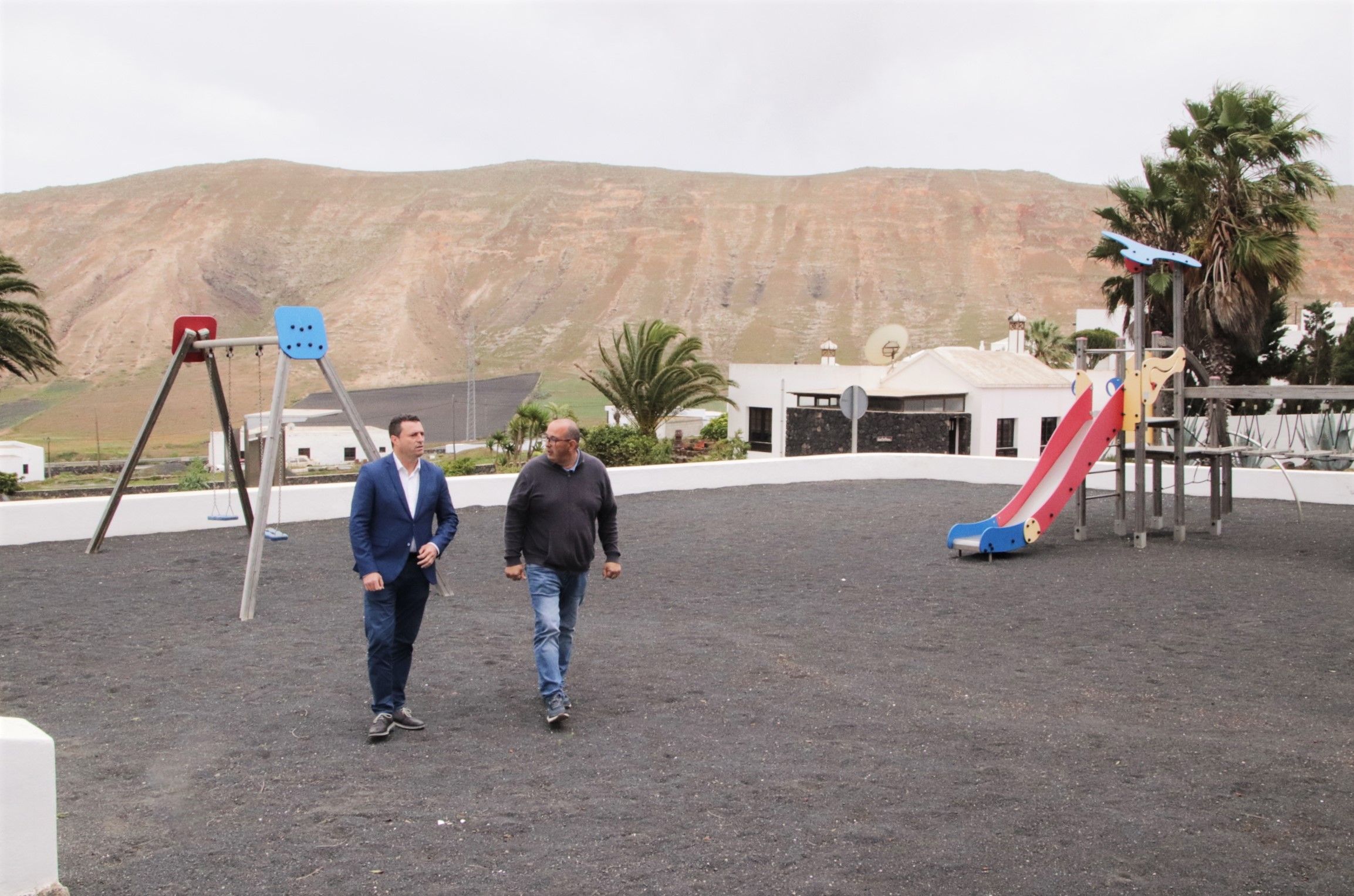 El alcalde de Yaiza, Óscar Noda, en un parque del municipio