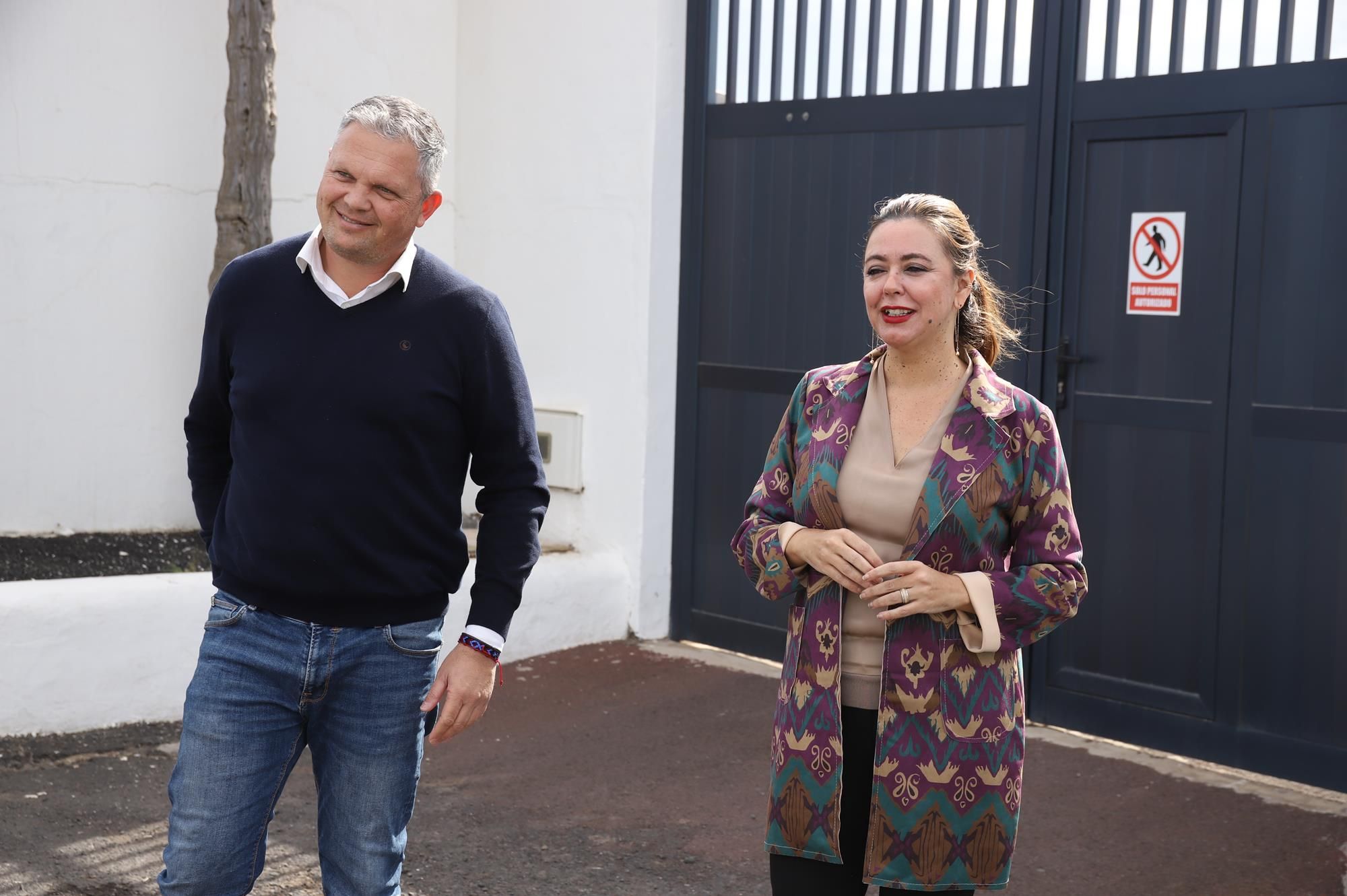 La presidenta del Cabildo de Lanzarote, Dolores Corujo, junto al responsable de Obras Públicas del Cabildo de Lanzarote,  Aldredo Mendoza :Cedida