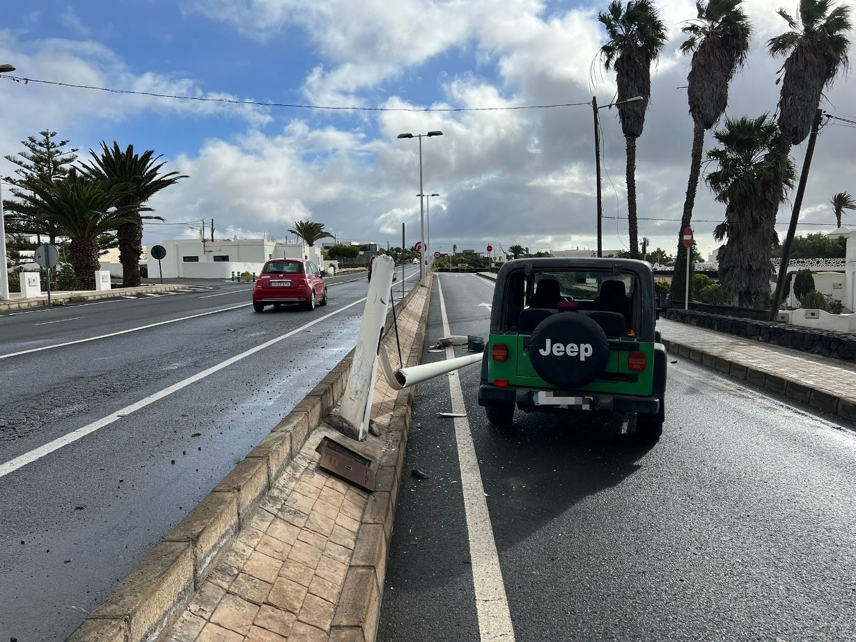 Un vehículo se lleva por delante una farola en Mácher 