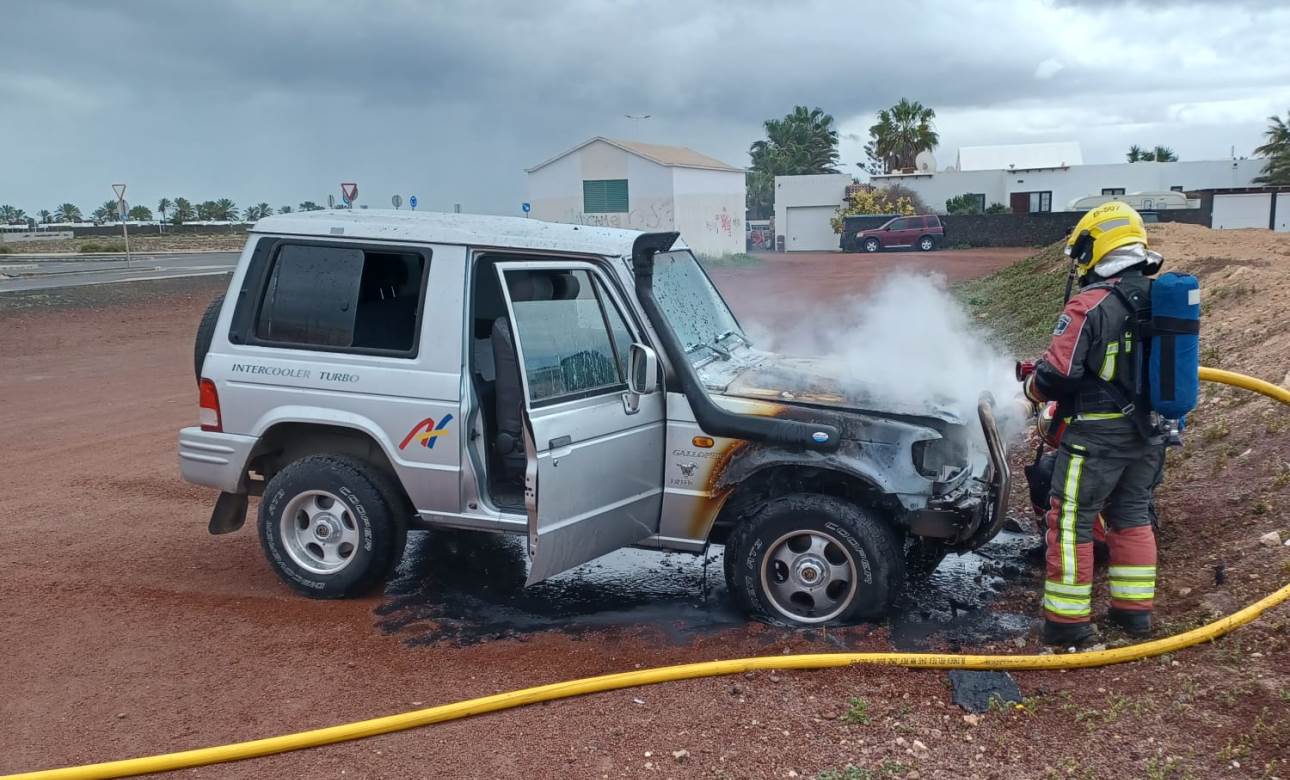 Arde un coche en Playa Blanca