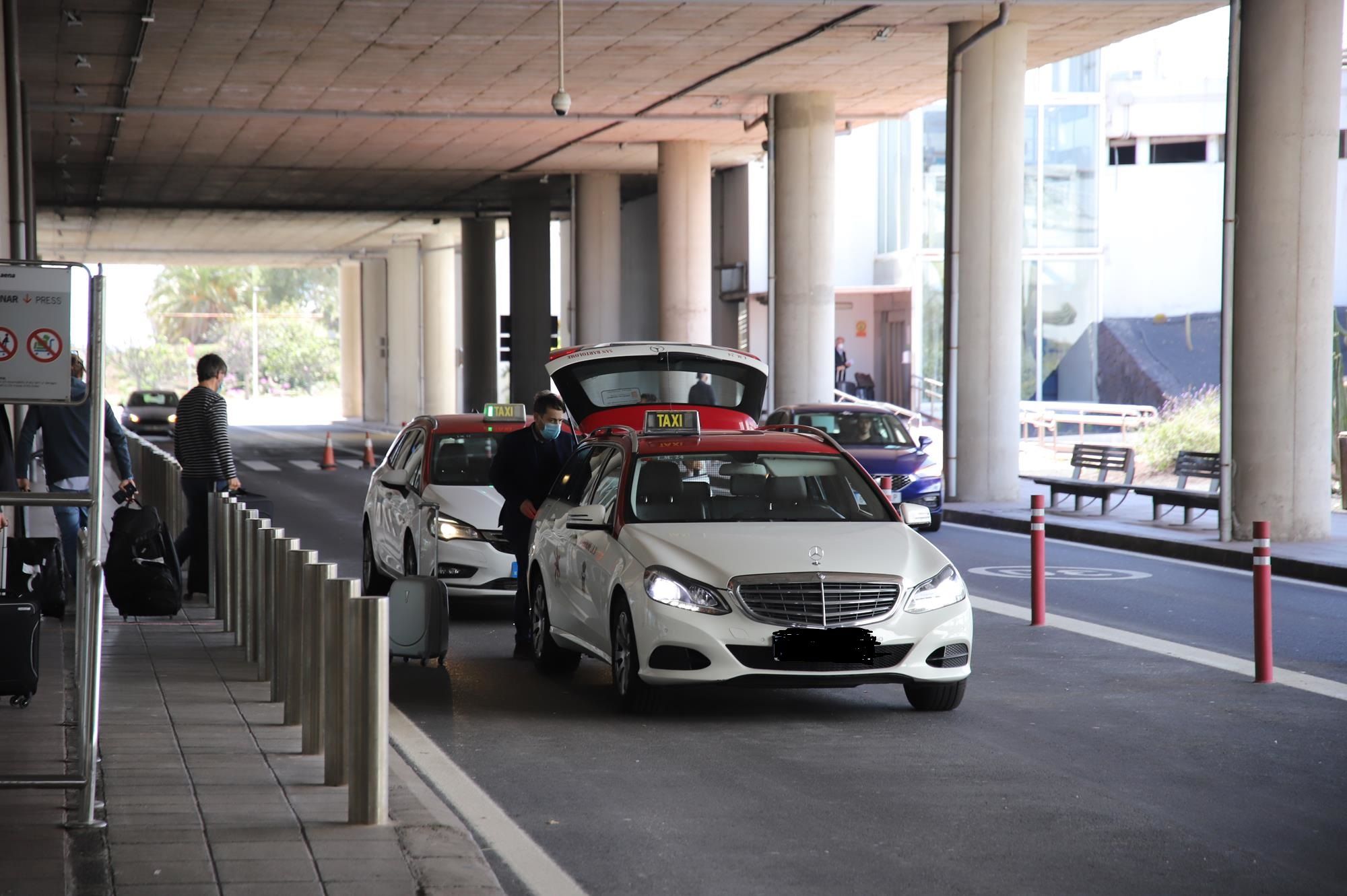 Imagen de archivo de taxis en el aeropuerto César Manrique 