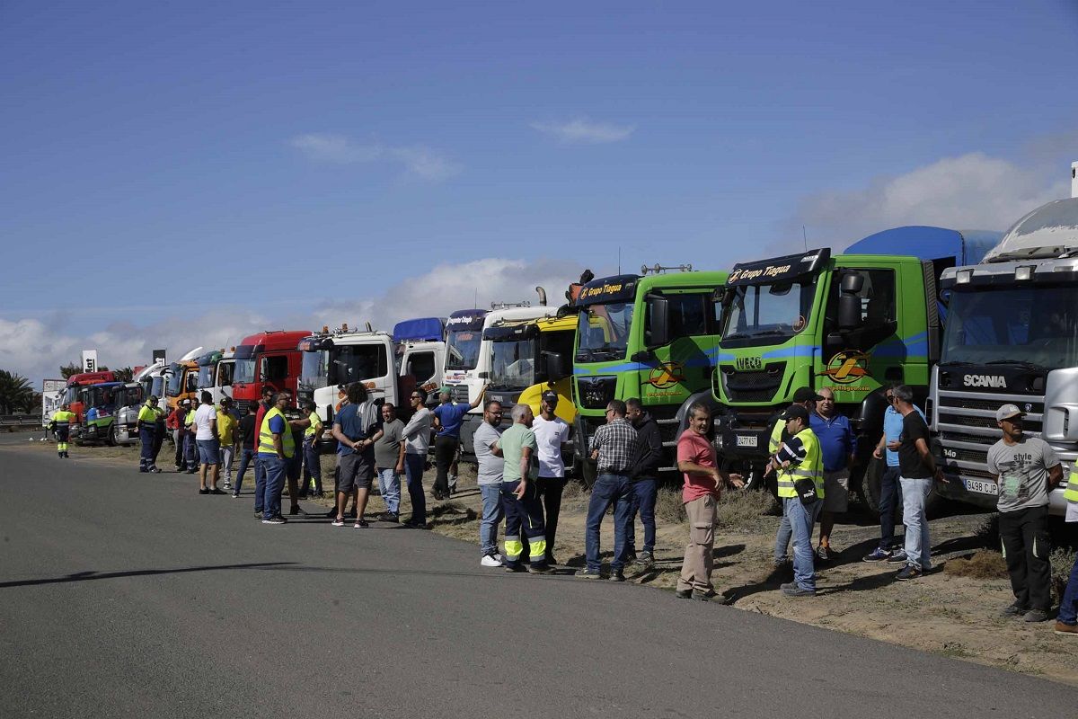 Concentración de los transportistas de Lanzarote frente al aeropuerto César Manrique. Fotos: José Luis Carrasco