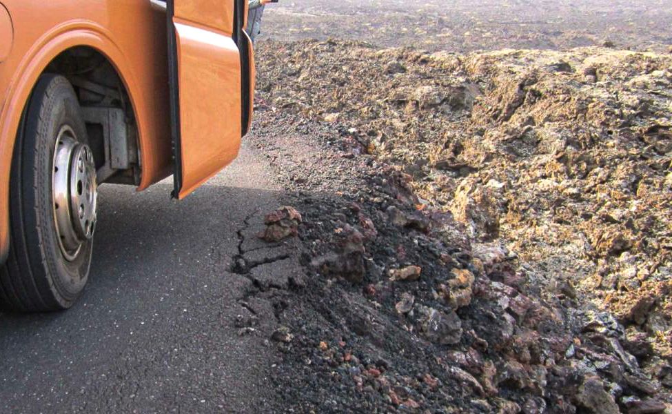 El talud que se ha empezado a reparar este lunes en la Ruta de los Volcanes