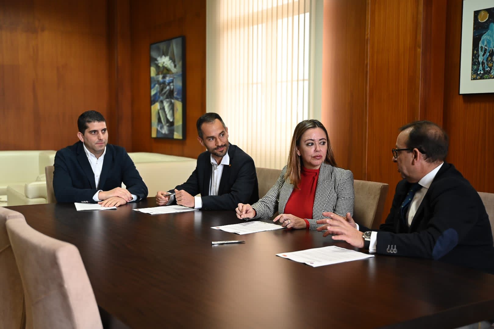 La presidenta del Cabildo de Lanzarote, María Dolores Corujo, en la firma del acuerdo con representantes de MasterCard y Cajasiete