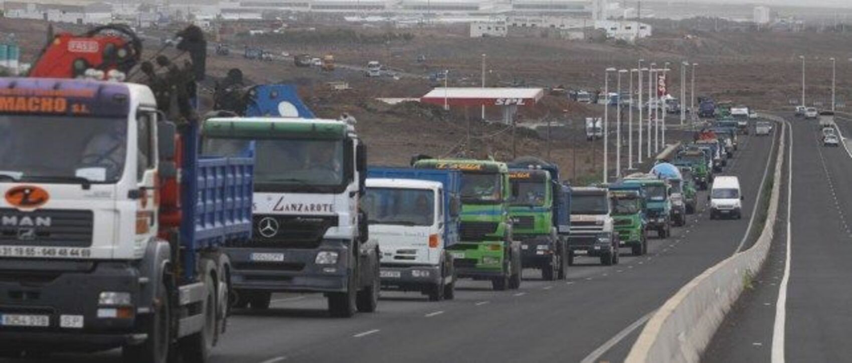 Camiones circulando en Lanzarote