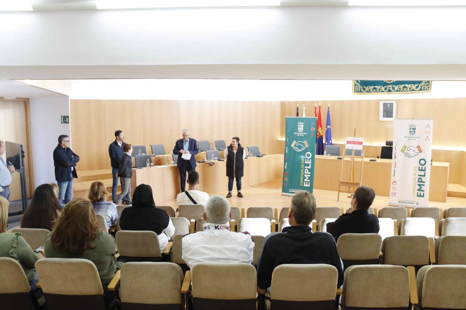 The mayor, José Juan Cruz, and the councilors of Human Resources, Employment and Sports, Tomás Silvera, Kalinda Pérez and Sergio García, with the new workers