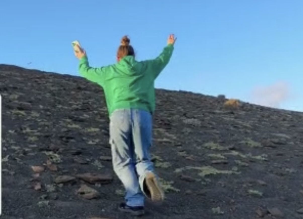 Una de las jóvenes caminando por la zona prohibida de la montaña de El Golfo