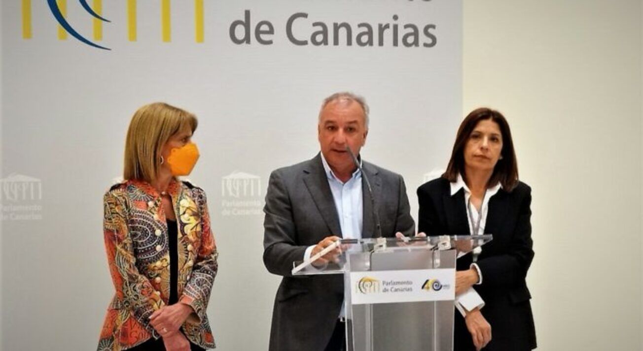Luis Campos en el Parlamento de Canarias