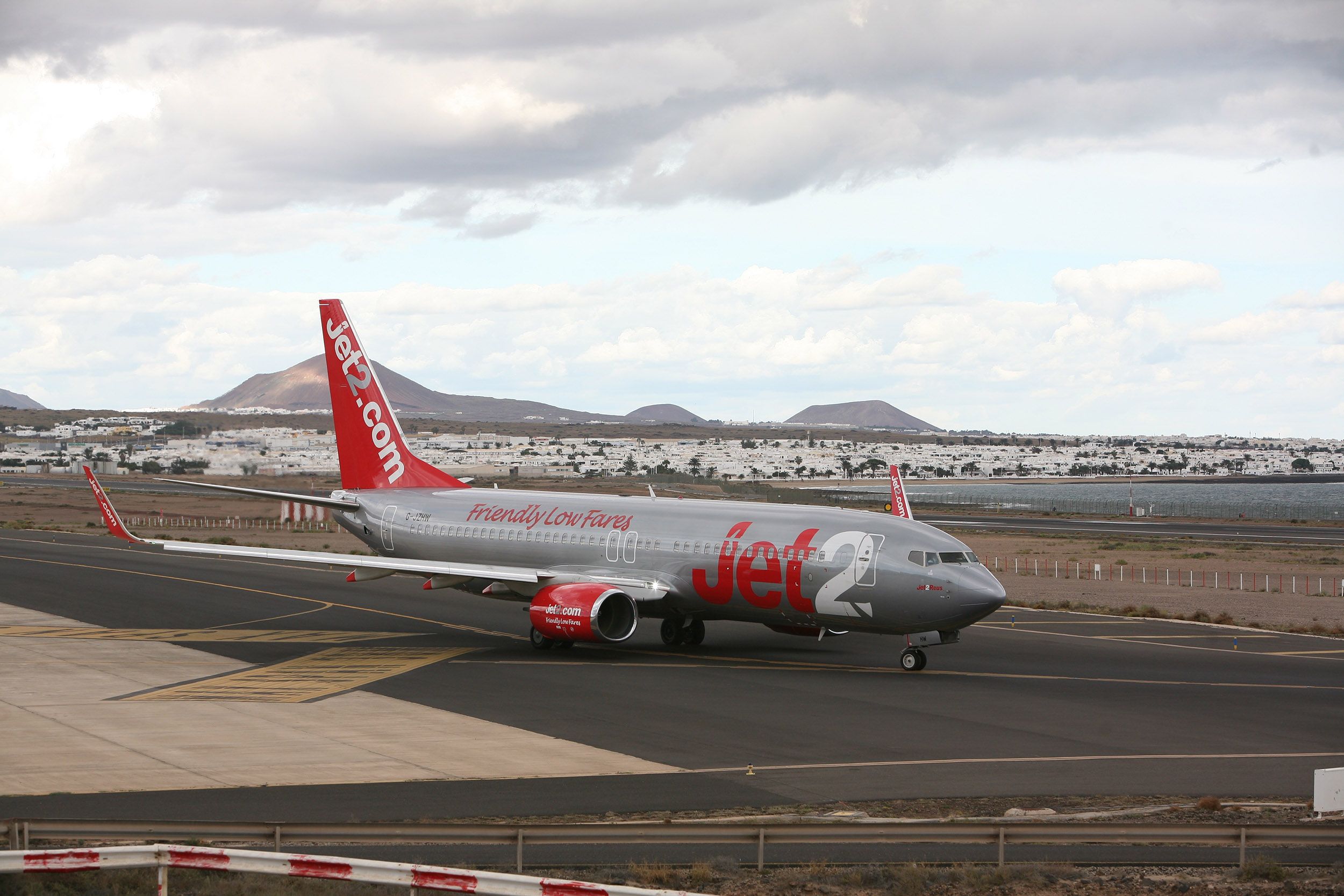 Avión de la aerolínea Jet2 en el aeropuerto de Lanzarote