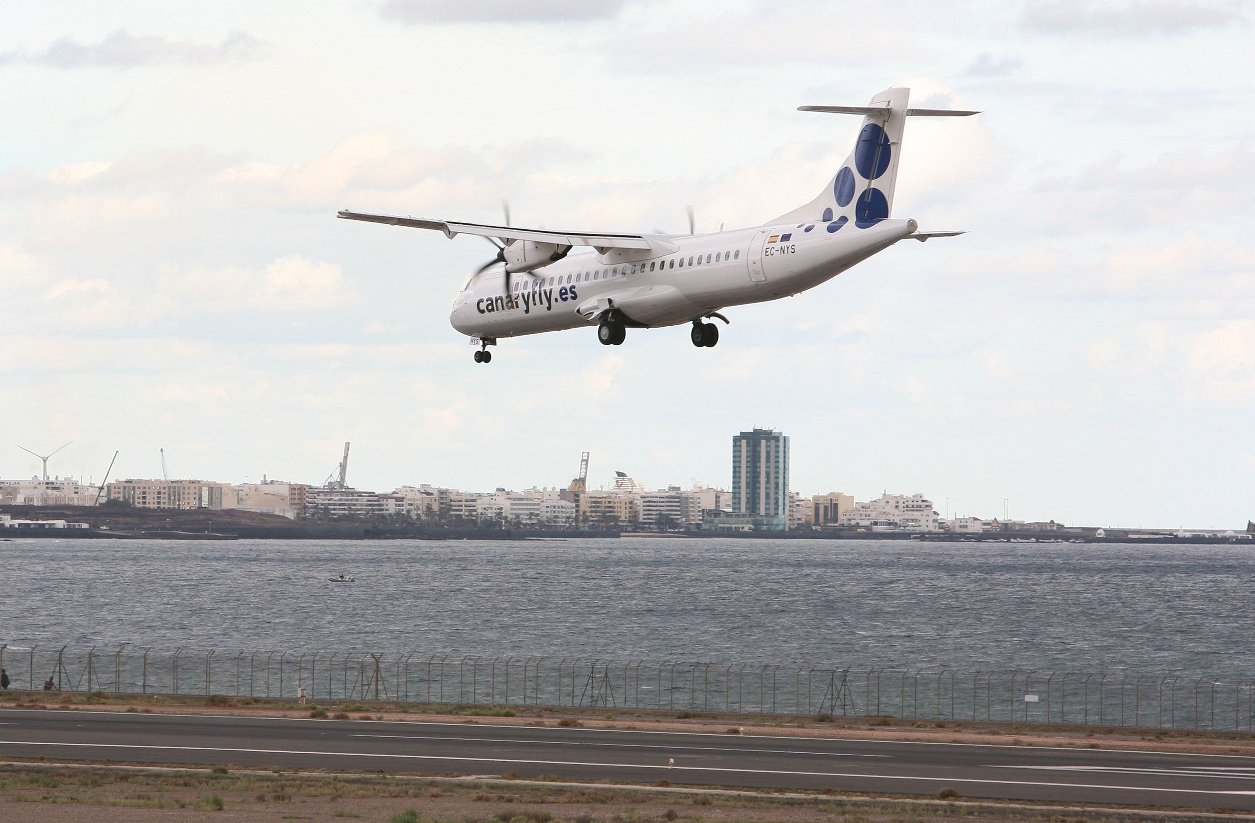 Avión de la aerolínea Canaryfly aterrizando en Lanzarote