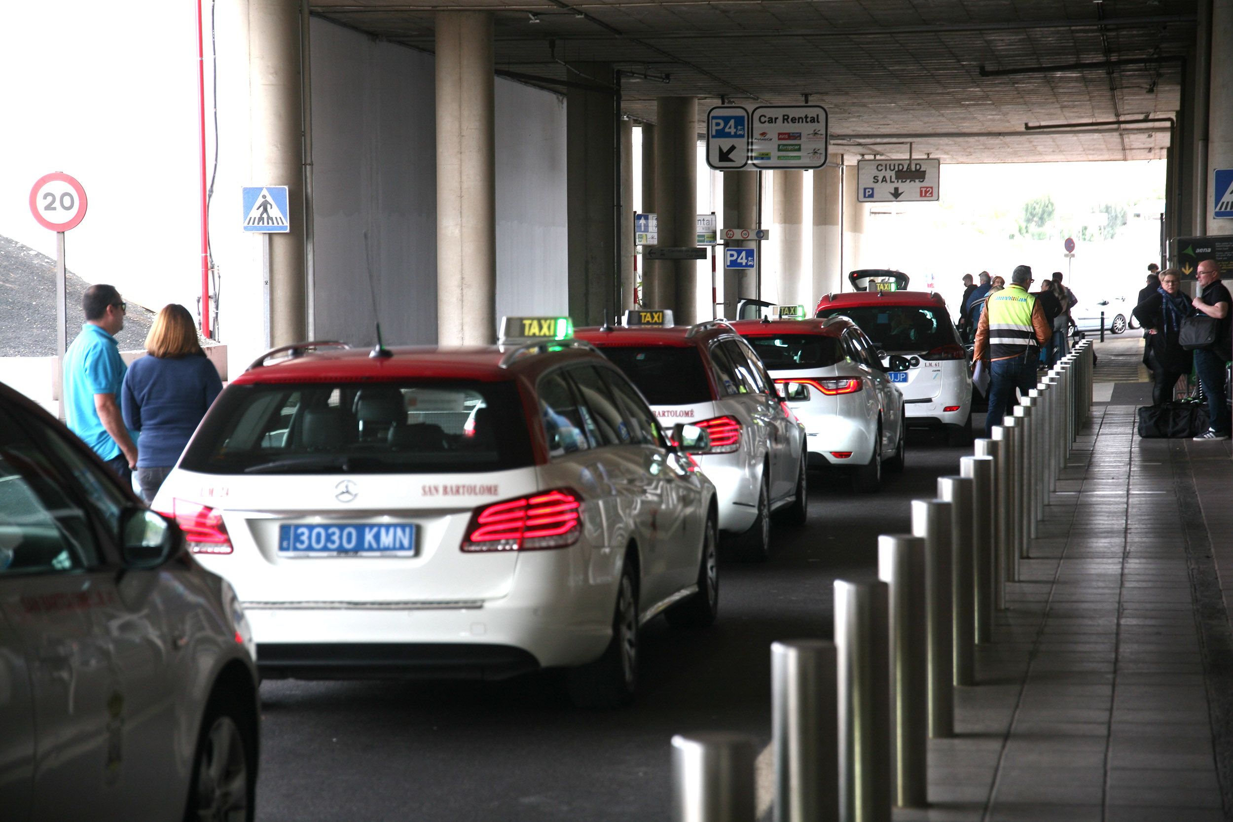 Área de taxis en el aeropuerto de Lanzarote.