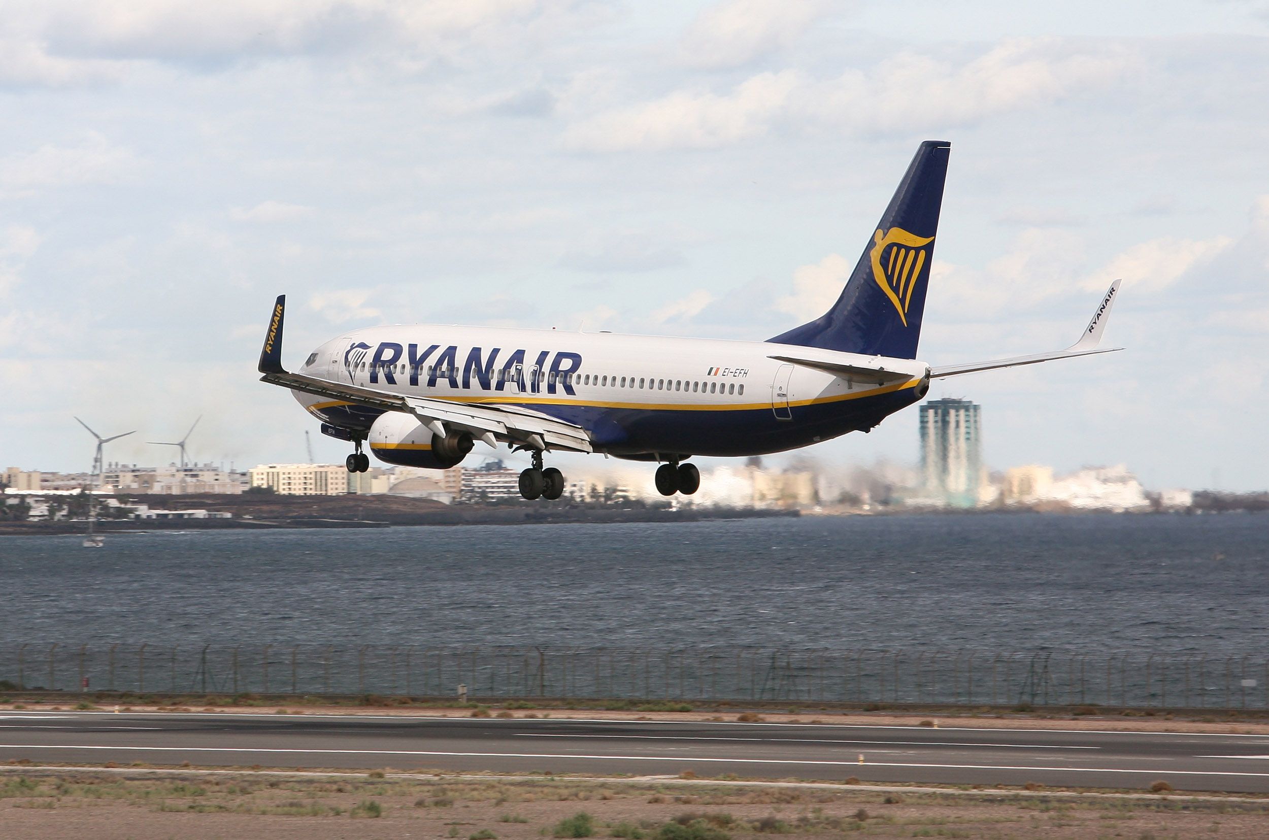 Avión de la aerolínea Ryanair en el aeropuerto de Lanzarote