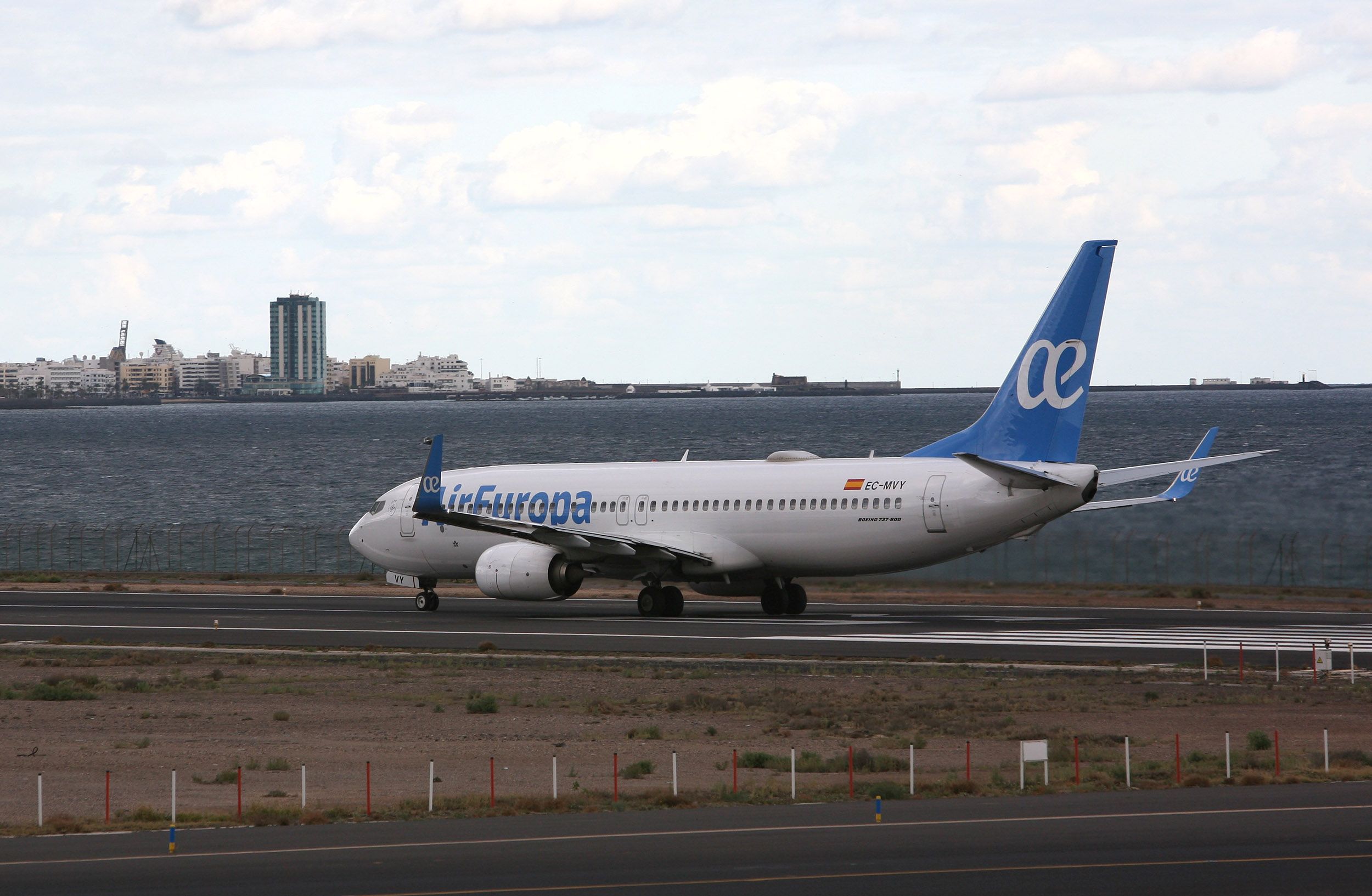 Avión de la aerolínea Air Europa en el aeropuerto de Lanzarote