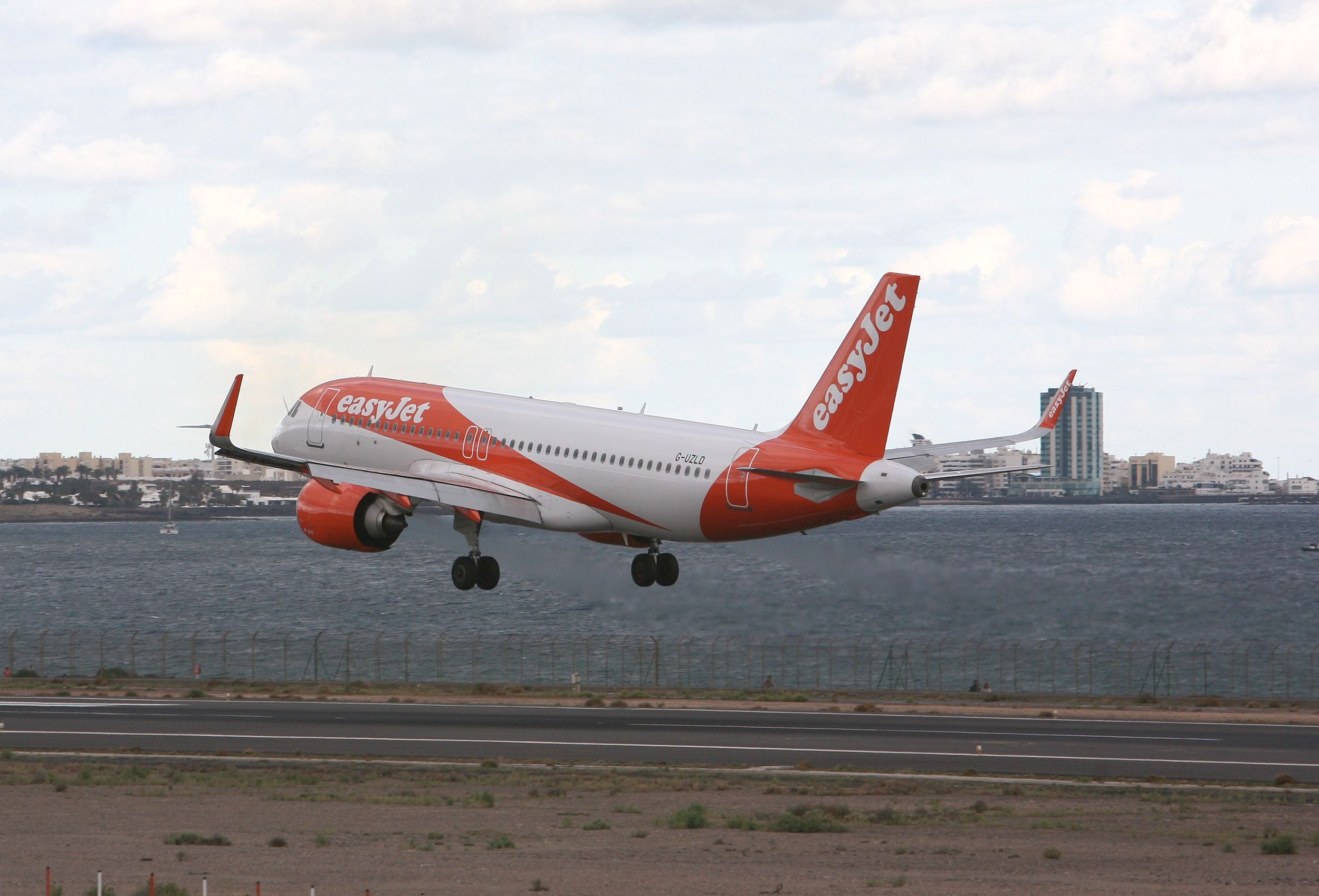 Un avión de EasyJet, la compañía que más vuelos ha tenido que cancelar, aterriza en Lanzarote.