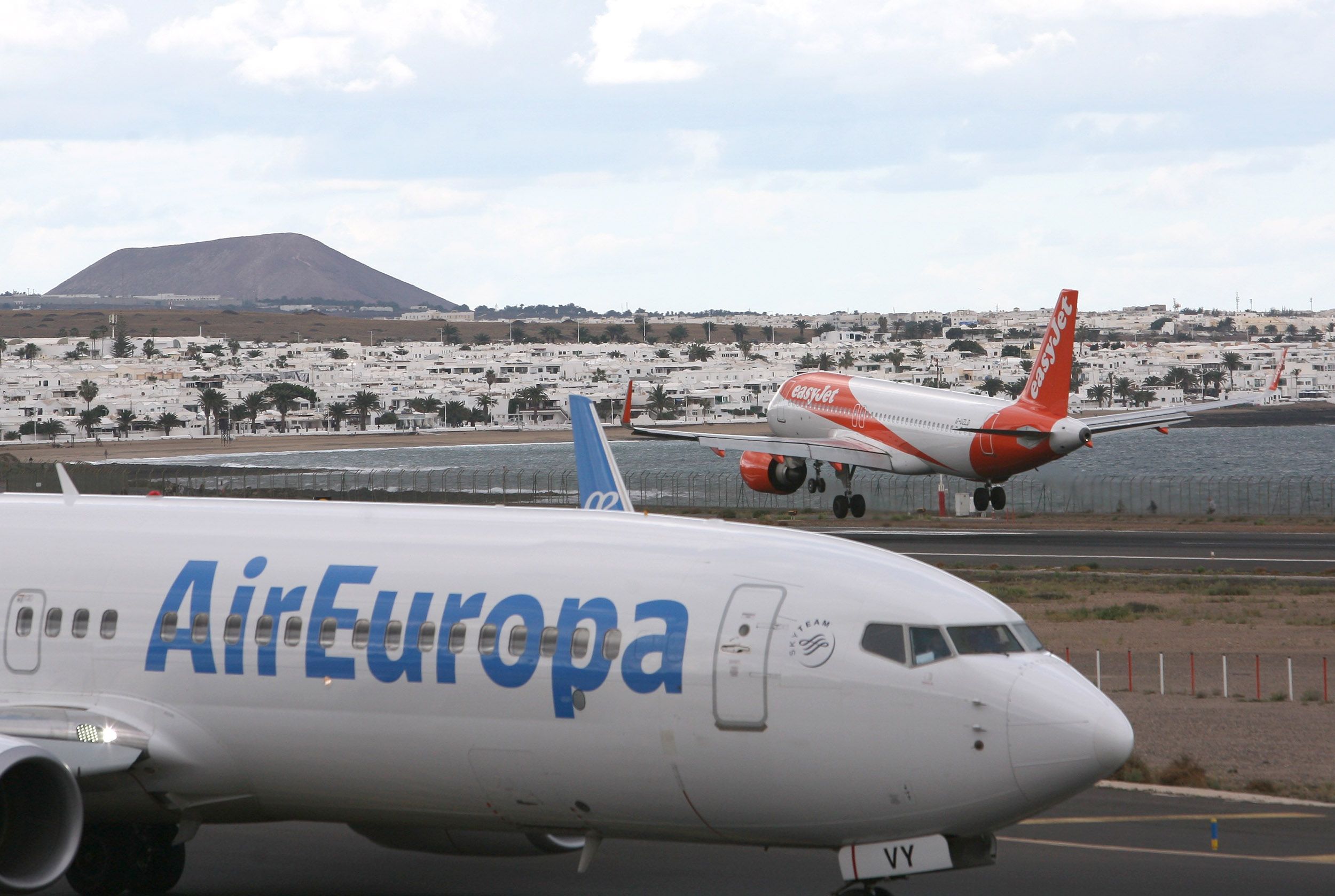 Avión de Air Europa en la pista de despegue del aeropuerto de Lanzarote Avión de Air Europa en la pista de despegue del aeropuerto de Lanzarote