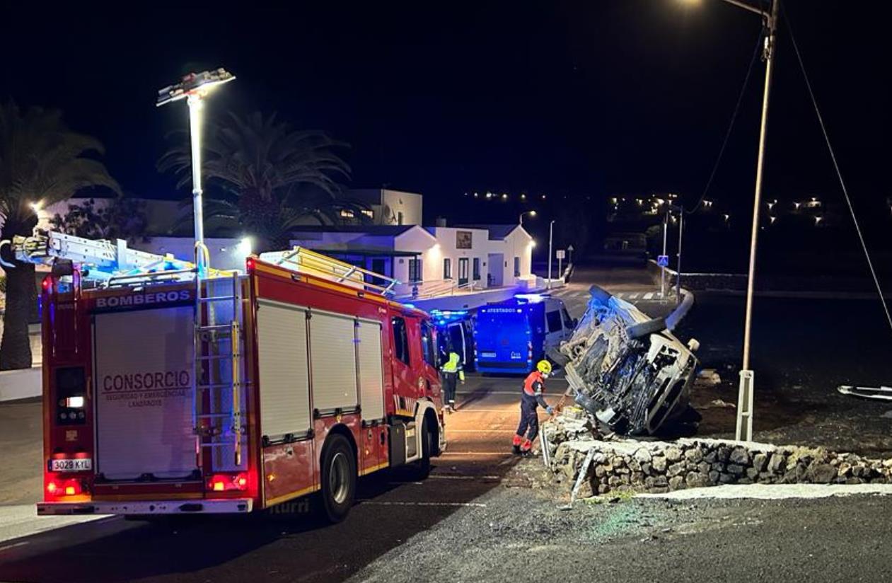 Coche volcado en Los Valles