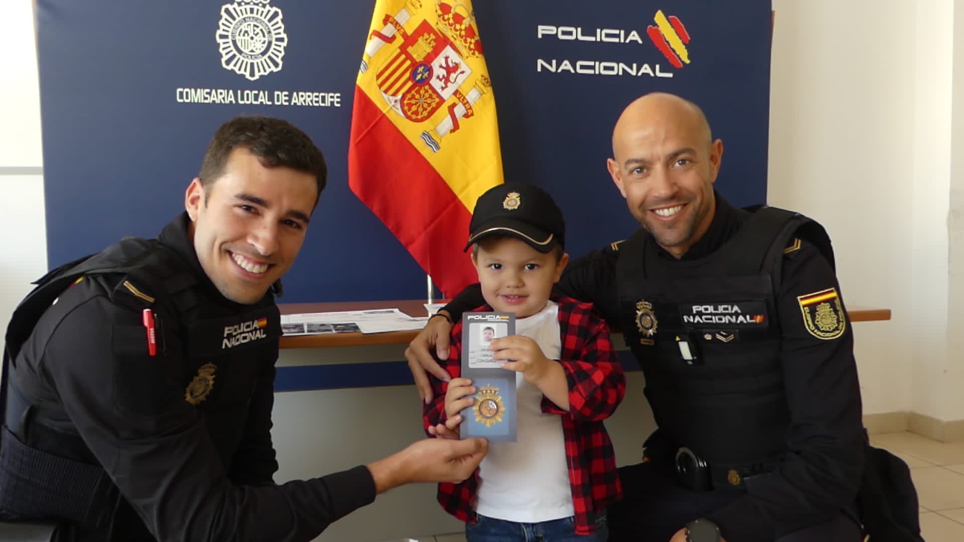 Policía Nacional junto al niño que reanimaron