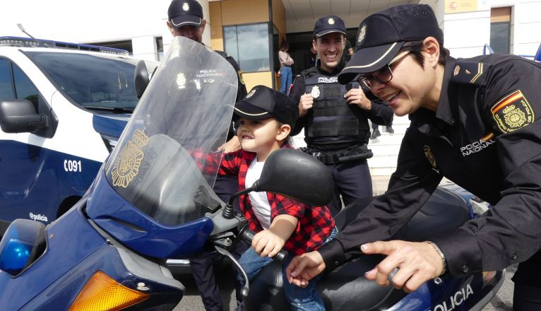 La Policía Nacional junto al niño que reanimaron