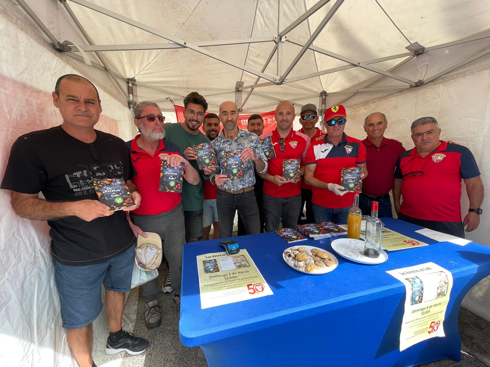 Gabriel Hernández junto a miembros del San Bartolomé CF en la presentación del libro "Las recetas de Gabi"