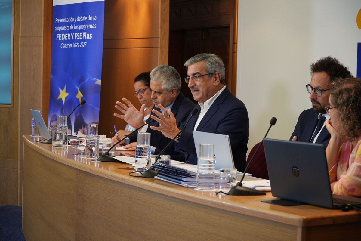 El vicepresidente de Canarias, Román Rodríguez, durante una reunión sobre los fondos