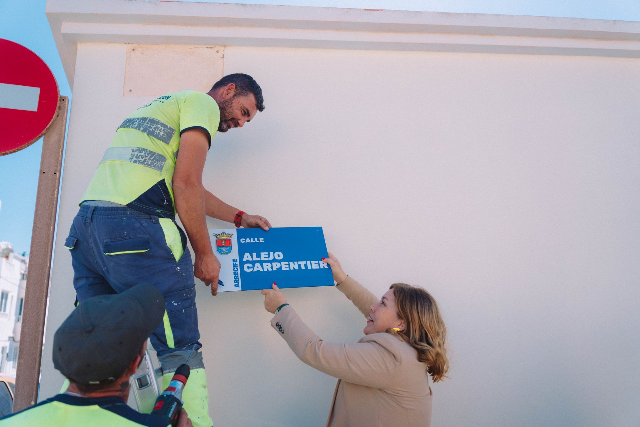 La alcaldesa de Arrecife, Astrid Pérez, durante la colocación de las nuevas placas de la ciudad