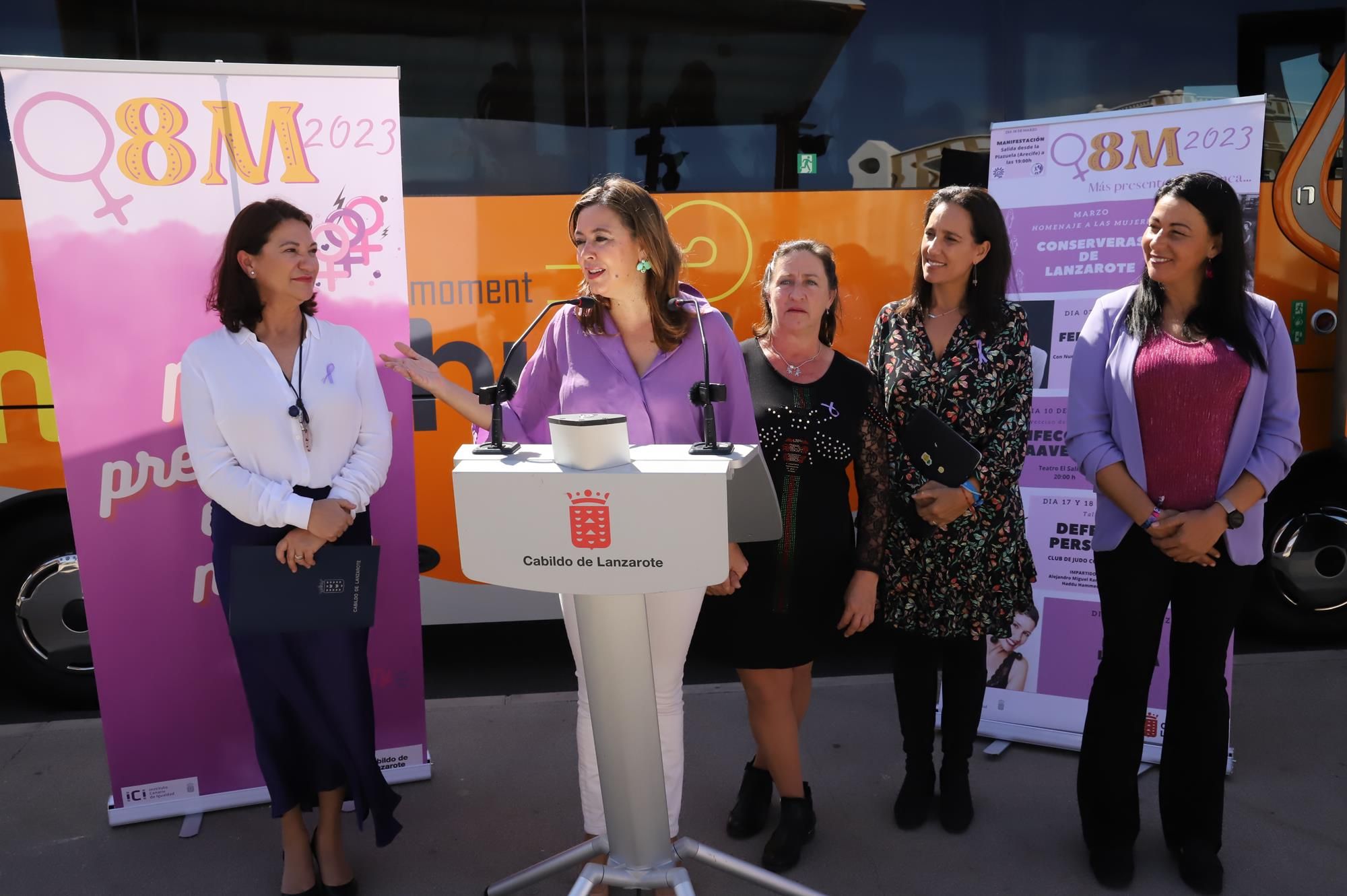 La presidenta del Cabildo de Lanzarote, Dolores Corujo, durante el acto del proyecto 'Empleo Sobre Ruedas' destinado a mujeres víctimas de violencia de género