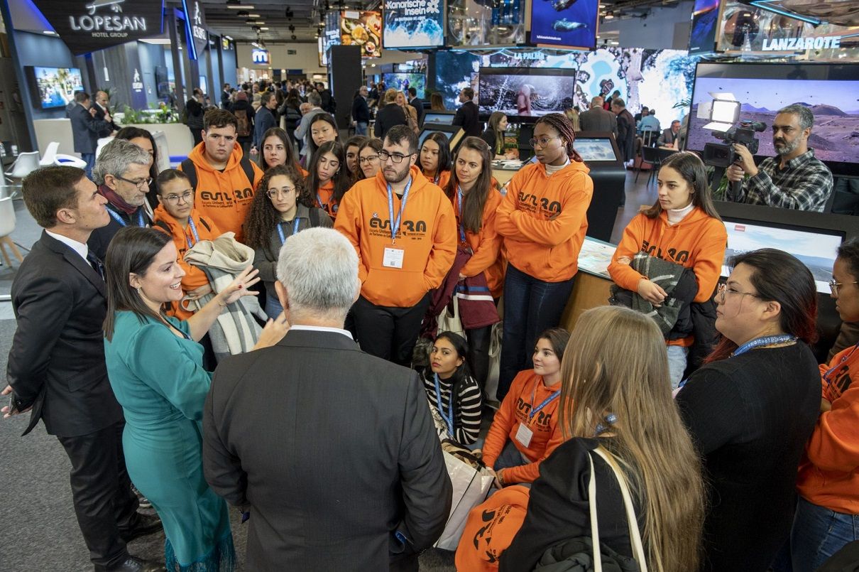 Alumnos de la Escuela de Turismo de Lanzarote visitan el stand de la isla en la feria ITB de Berín