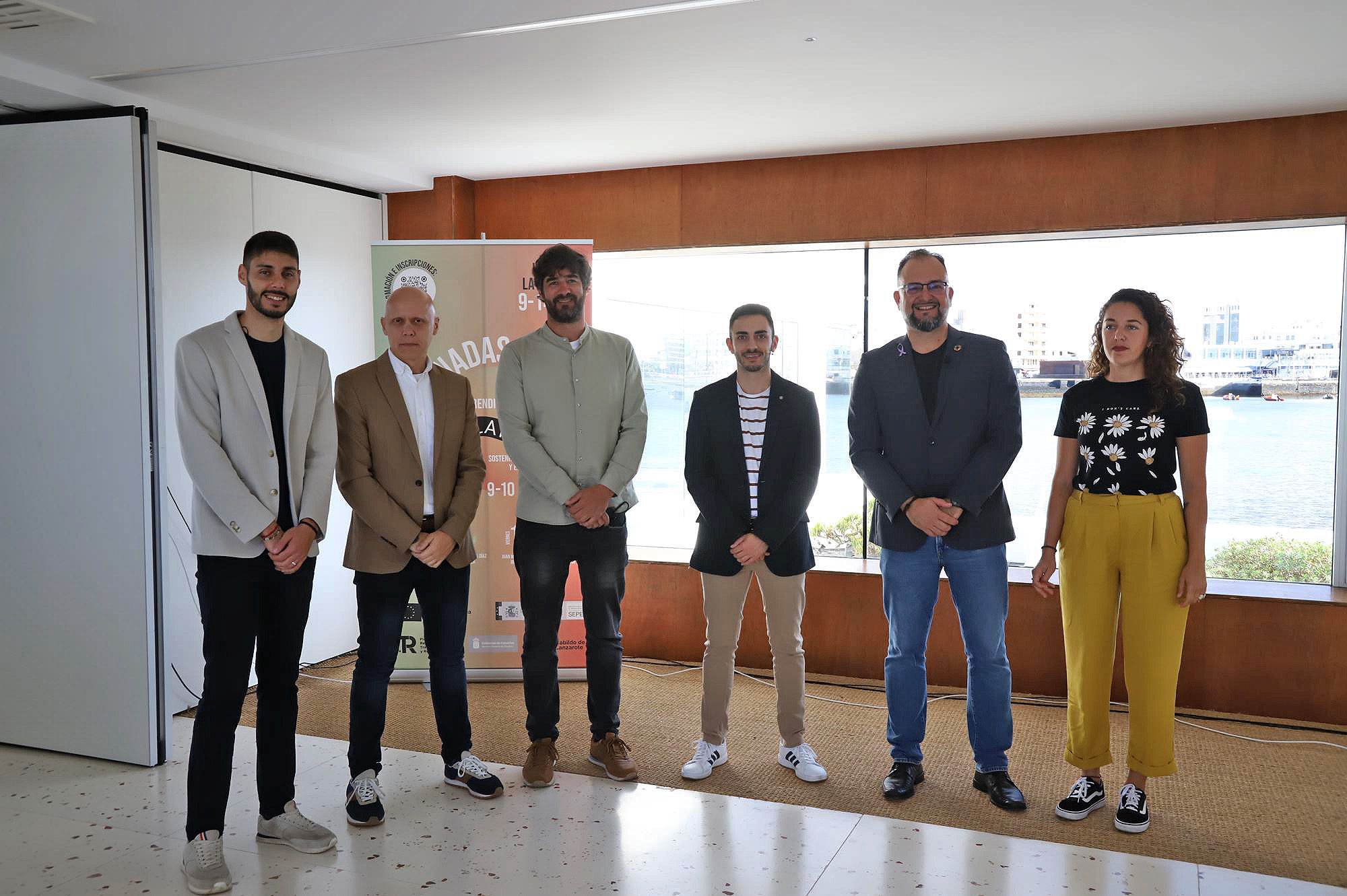 El consejero de Empleo del Cabildo, Jorge peñas (2d), junto a algunos de los ponentes