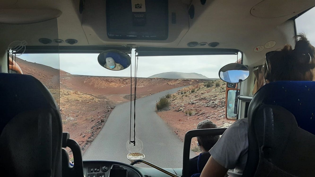 Conductor de guagua, una de los empleos más demandados, transportando turistas en Timanfaya