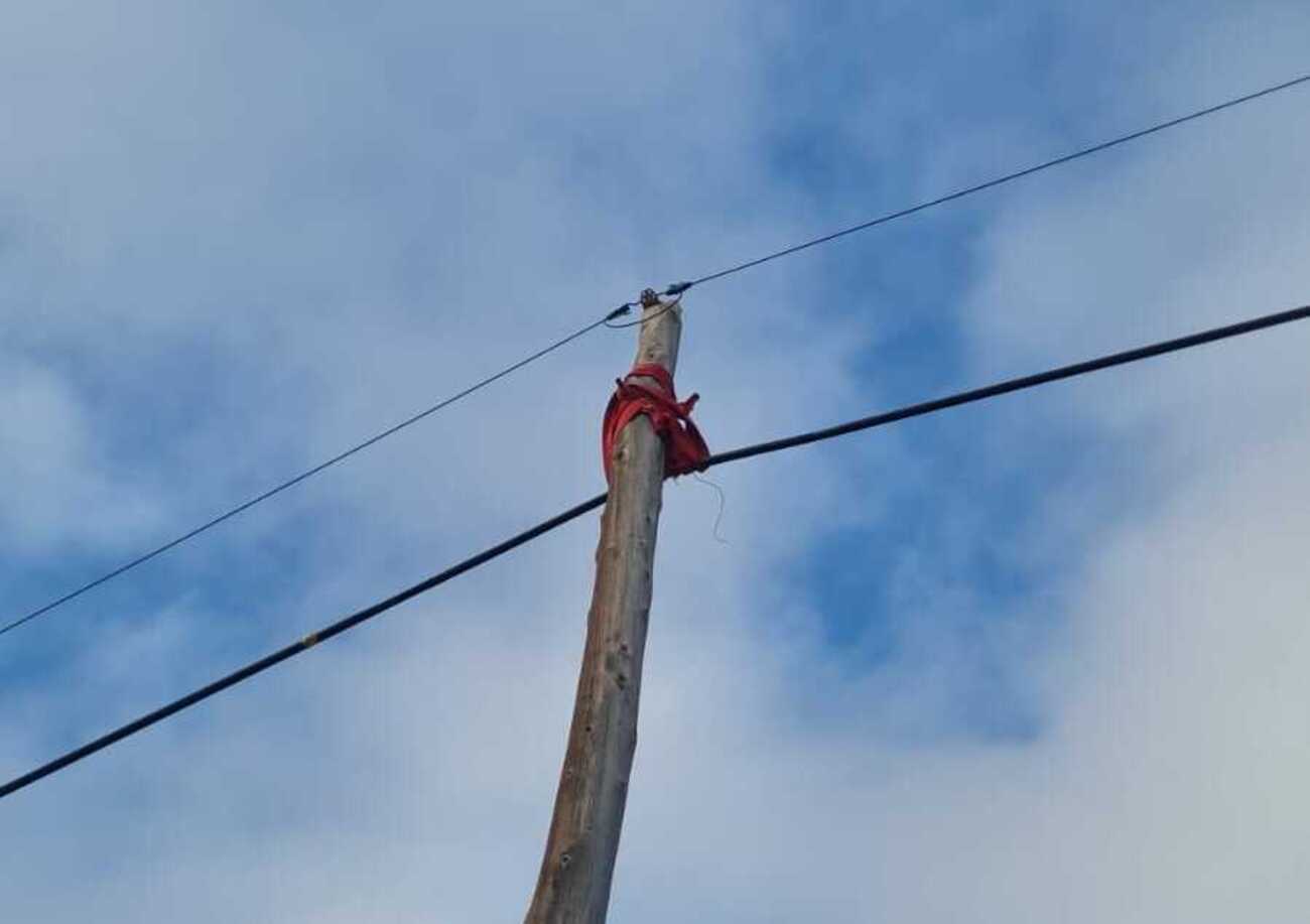 Cable de telefonía sujetado al poste de manera provisional